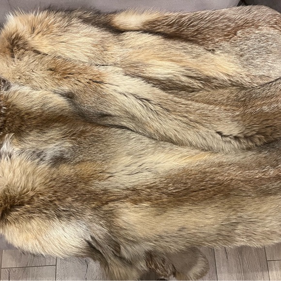 100% REAL Red Wolf Fur Coat - $2500 Resale Value - Picture 9 of 10
